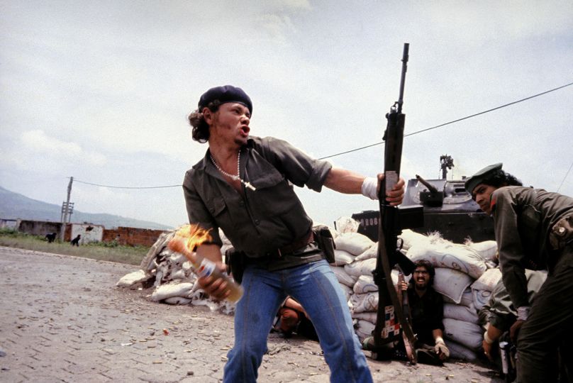 Susan Meiselas, Sandinistes devant le quartier général de la Garde nationale à Estelí. Nicaragua, juillet 1979 © Susan Meiselas/Magnum Photos