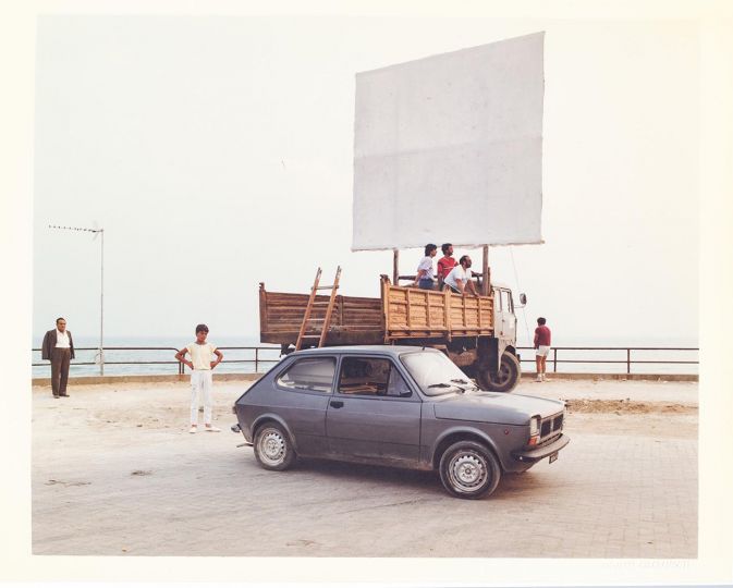 Vela, Gela (dalla serie Terra del ritorno), 1985-1988; C-print 1993, 304 x 383 mm; CSAC – Università di Parma Inv. C004006S ©Eredi Giovanni Chiaramonte. Dalla mostra Giovanni Chiaramonte. Fotografia come misura del mondo, APE Parma Museo