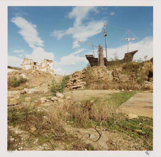 Senza titolo (dalla serie “Penisola delle figure”) 1989 (stampa 2004); C-print, mm 304x406; CSAC – Università di Parma Inv. C124131S ©Eredi Giovanni Chiaramonte. Dalla mostra Giovanni Chiaramonte. Fotografia come misura del mondo, APE Parma Museo