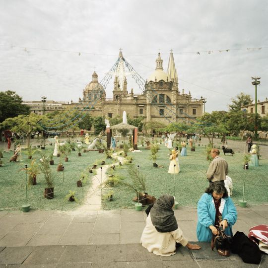 Guadalajara (Messico), (dalla serie Oceano Latino), 1996; stampa inkjet 2024 mm 300x400; Fondazione Monteparma ©Eredi Giovanni Chiaramonte. Dalla mostra Giovanni Chiaramonte. Fotografia come misura del mondo, APE Parma Museo
