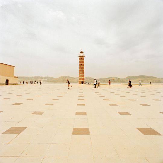 Giovanni Chiaramonte, Lisbona, 1996 ©Archivi Giovanni Chiaramonte. Dalla mostra Giovanni Chiaramonte. Realismo infinito, Museo Diocesano Carlo Maria Martini, Milano.