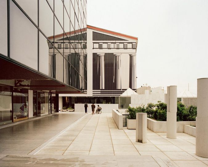 Giovanni Chiaramonte, Atene, 1988 ©Archivi Giovanni Chiaramonte. Dalla mostra Giovanni Chiaramonte. Realismo infinito, Museo Diocesano Carlo Maria Martini, Milano.