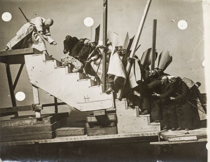 José Maria Sert, Études de groupes de santons pour l’Alcazar de Tolède, c. 1940-1943. Cinq (5) épreuves argentiques d’époque. / Five vintage gelatin silver prints. (Lot 167)