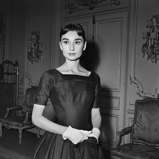 Audrey Hepburn (1929-1993), actrice britannique (habillée par Hubert de Givenchy) sur le tournage du film 