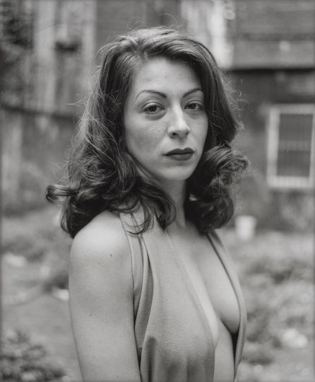 David Armstrong, Kathleen in Her Backyard, New York City, 1993 Silbergelatine Haus der Photographie/Sammlung F.C. Gundlach, Hamburg © Courtesy of the Estate of David Armstrong