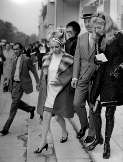 Elizabeth Taylor, Marie-Helene, and Guy de Rothschild, Prix de l'Arc de Triomphe, Paris, 1968 © Ron Galella/Ron Galella, Ltd. - Courtesy Staley-Wise Gallery
