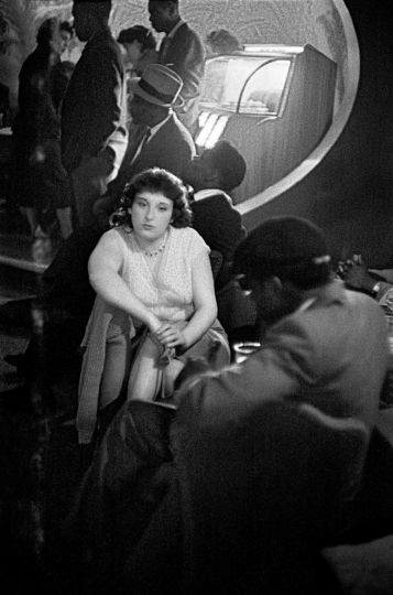 Frank Horvat, Bar à Pigalle, Paris, 1956 © Frank Horvat