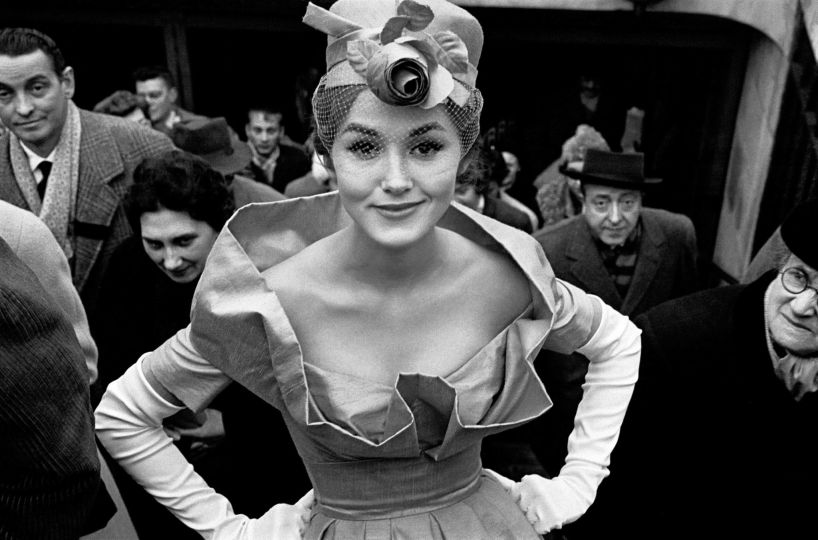 Frank Horvat, Monique Dutto à la sortie du métro, pour Jours de France, Paris, 1959 © Frank Horvat