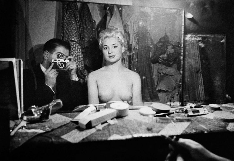 Frank Horvat, Autoportrait, cabaret Le Sphinx à Pigalle, Paris, 1956. © Frank Horvat