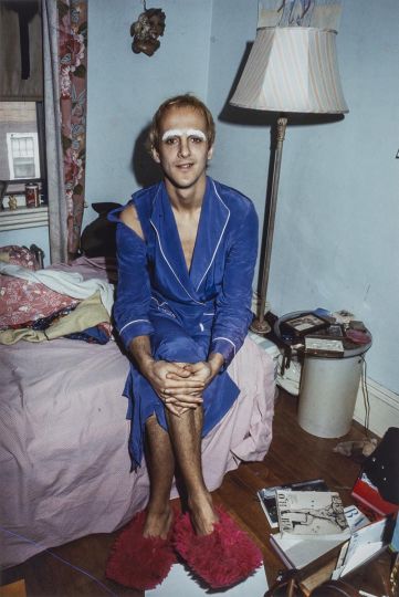 Nan Goldin, Bruce Bleaching His Eye-Brows, Pleasant St., Cambridge, 1975 Cibachrome 61 x 50,8 cm Haus der Photographie/Sammlung F.C. Gundlach, Hamburg © Nan Goldin, Courtesy the artist and Gagosian