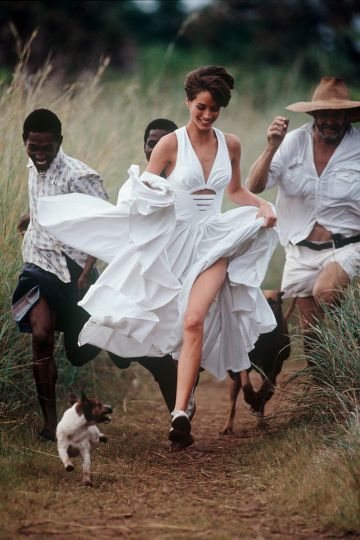 Christy Turlington - »Tropical White« Kenya, 1990 © HANS FEURER / Courtesy of CAMERA WORK AG