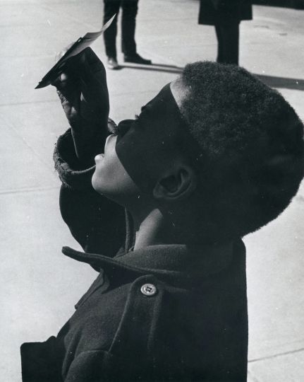 Lot N°80, Karl. J. Rauschkolb, L'éclipse. USA, 1970. Tirage argentique d'époque. 24,2x19,2cm, Estimation 100/120 euros