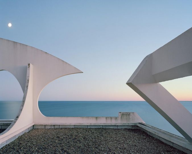 Modénature sur le toit du “Poséidon“ – Le Couchant de La Grande Motte – 2019 © Charly Broyez & Laurent Kronental