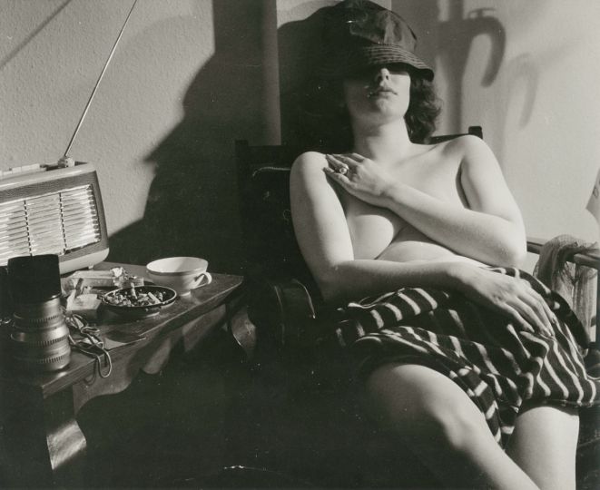 Lot 72, Photographe anonyme, Modèle faisant la sieste. Vers 1960. Tirage argentique d'époque. 17,2x21,2cm, Estimation 200/250 euros