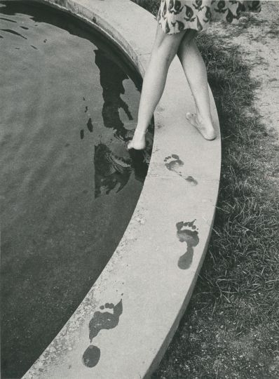 Lot 29, Poul Andersen, Empreintes. Suède, vers 1960. Tirage argentique d'époque. 22x16cm. Pliure sur le bord droit, Estimation 100/150 euros