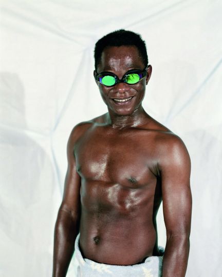 Samuel Fosso, “The Lifeguard”, série Tati, 1997. Photographies de Samuel Fosso Courtesy Jean-Marc Patras, Paris