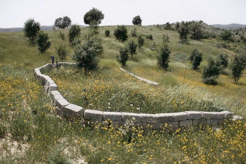 Blocs de béton signalant la fosse commune de Koreme, Irak du nord, 1992 © Susan Meiselas/Magnum Photos