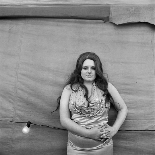 Susan Meiselas, Extra Girl, Fryeburg, Maine, USA, 1975 © Susan Meiselas/Magnum Photos