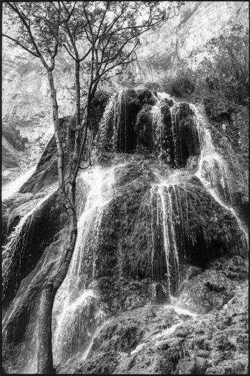Les sources jaillissant des pierres ne sont que le symbole de la fécondité venue du monde d’en bas n°04 - © Etienne Renzo